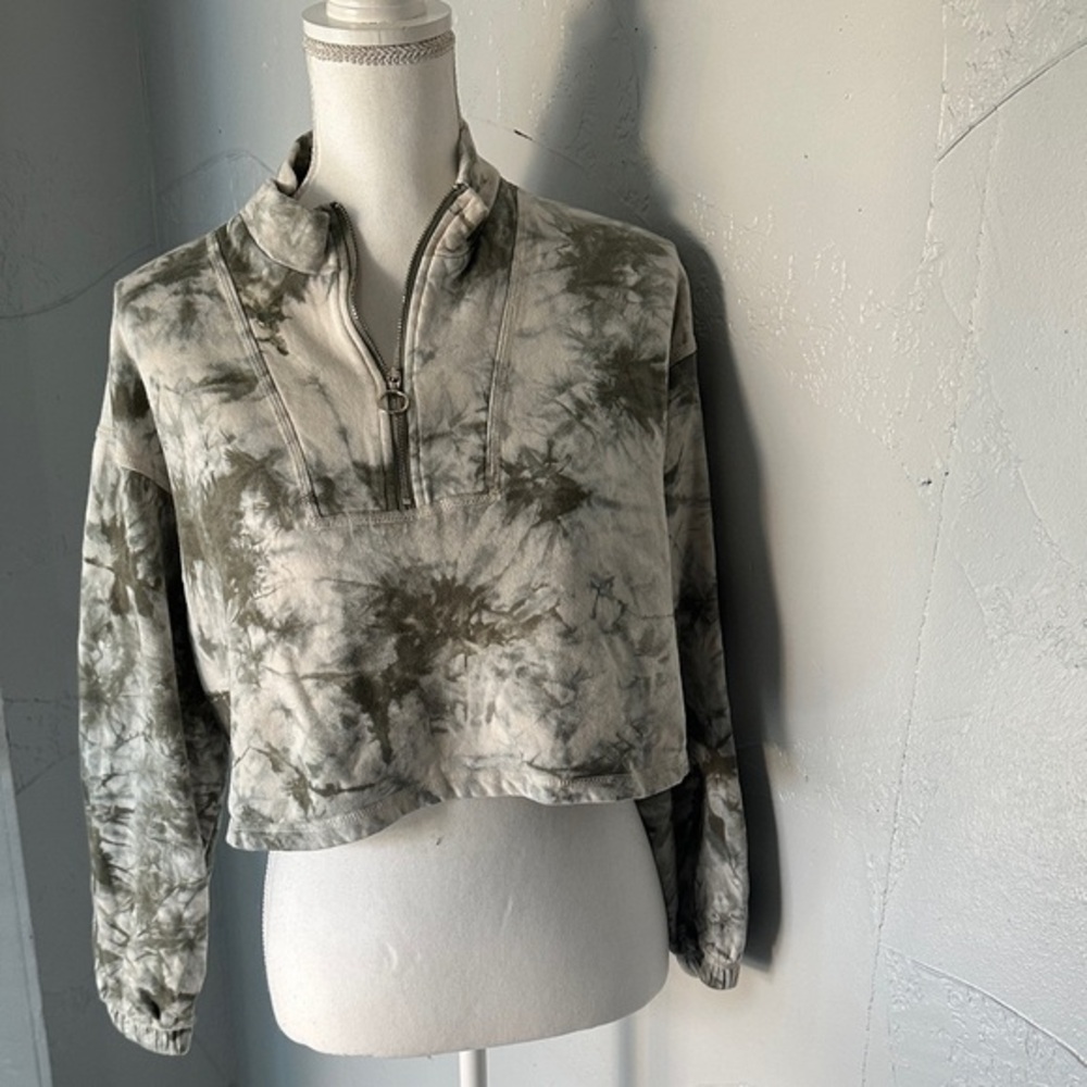 Chic Tie-Dye Quarter-Zip Sweatshirt